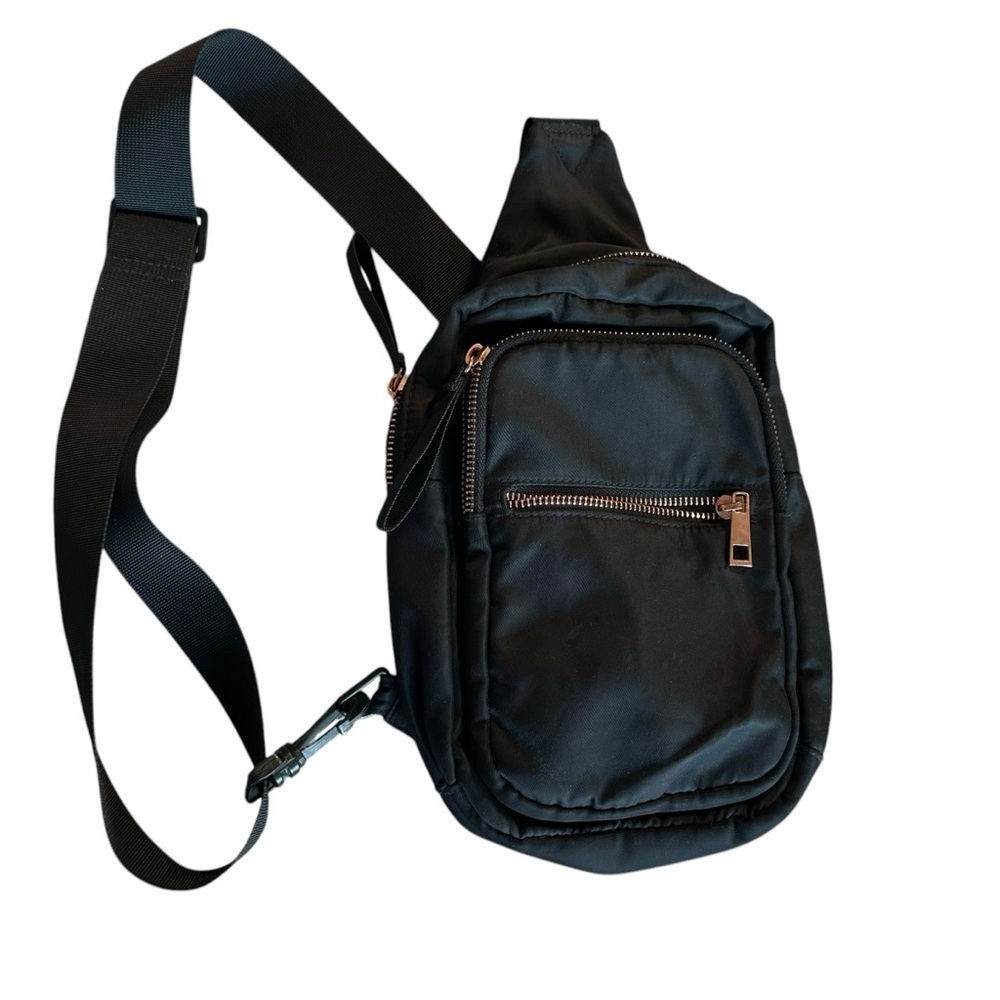 Compact Black Crossbody Bag with Adjustable Strap